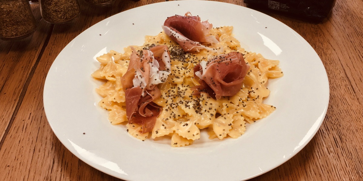 Farfalle al San Daniele con fonduta di Montaso e semi di papaveri