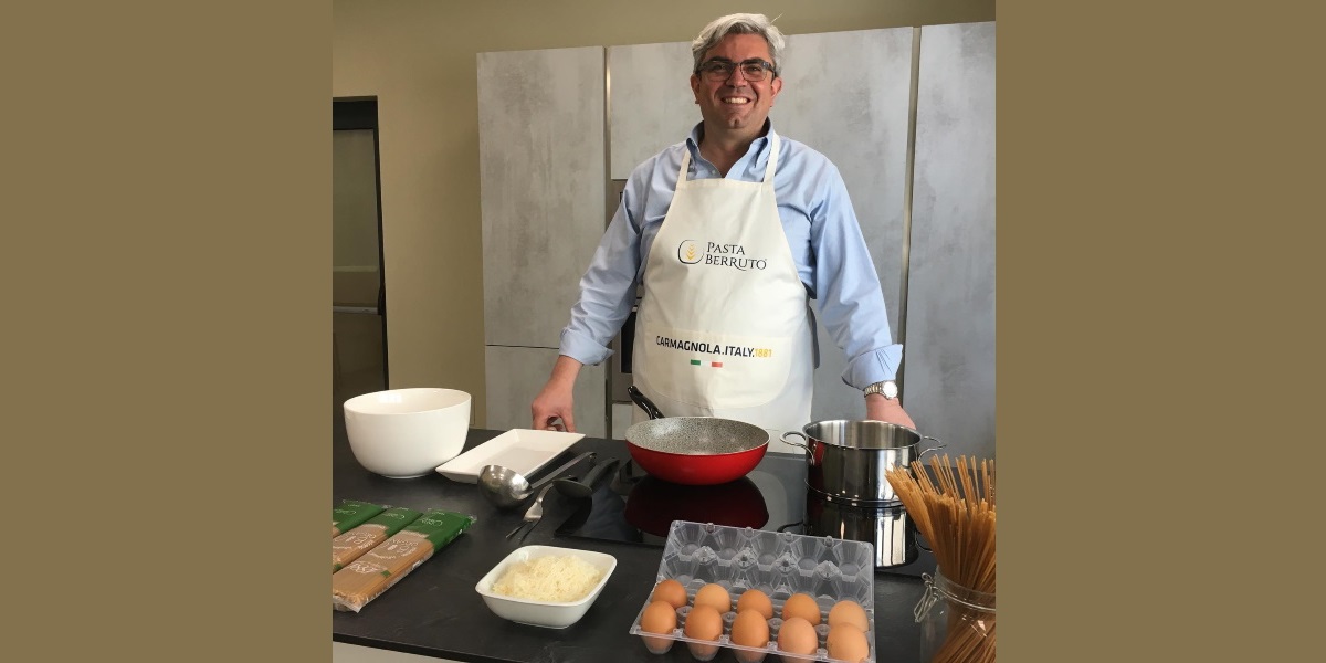 Stefano Berruto che prepara una carbonara