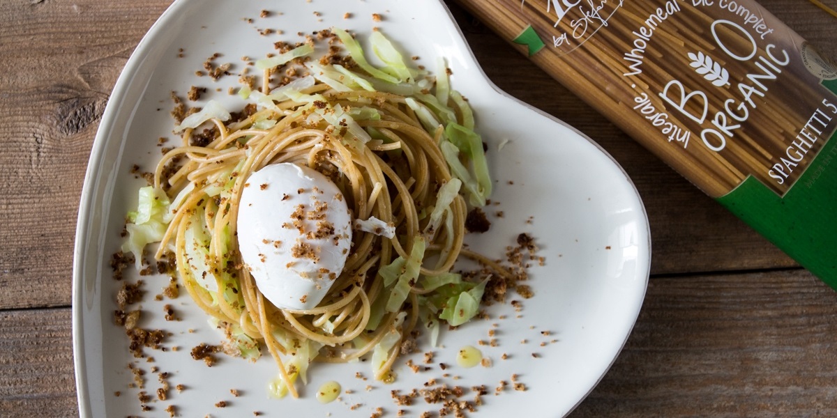 Spaghetti integrali biologici con cavolo cappuccio e uova in camicia