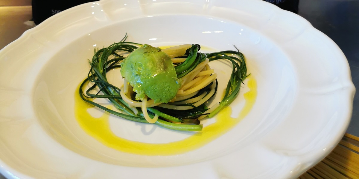 Spaghetti con agretti saltati e avocado