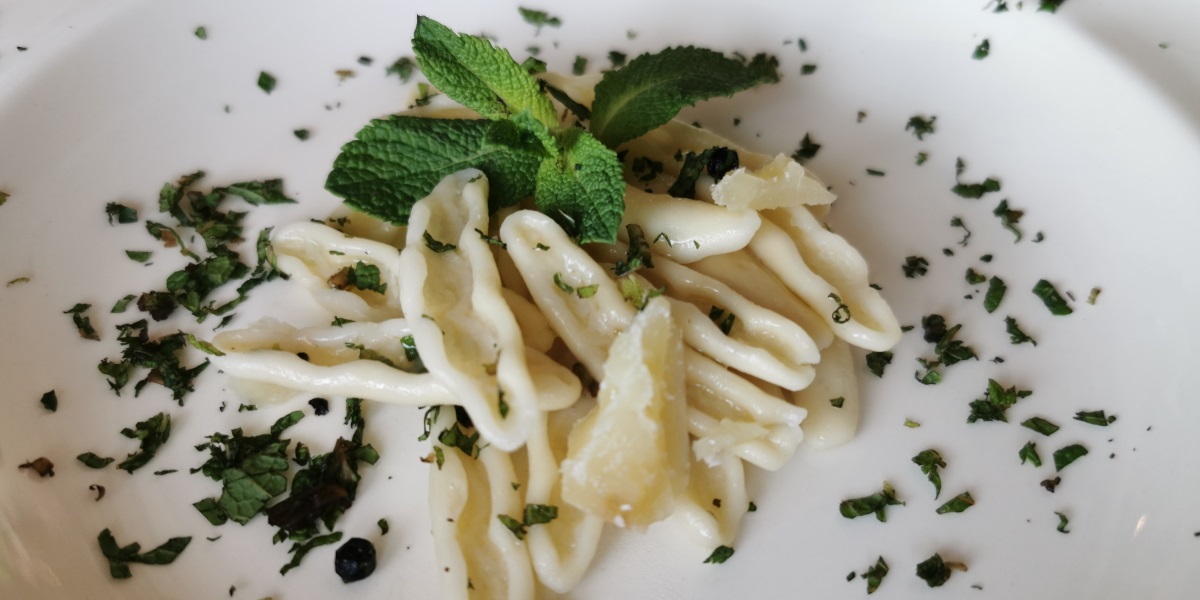 Strascinati cacio e pepe di pecorino e menta fresca