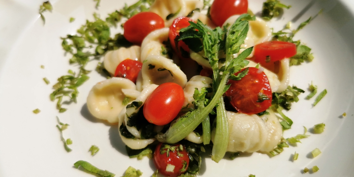 Orecchiette primaverili con rondelle di pomodori datteri e trito di papavero