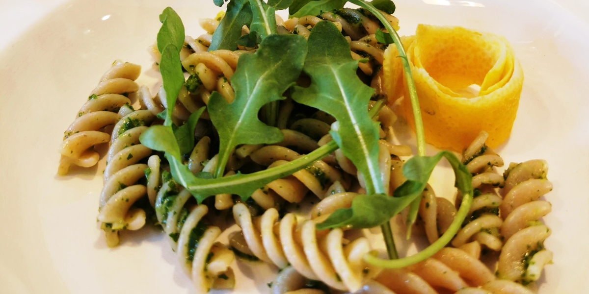 Penne integrali Bio saltate con funghi champignon crema e colatura  di stracchino