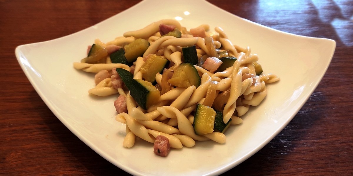 Strozzapreti con Pancetta e Zucchini