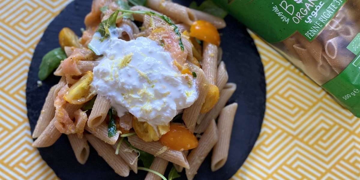 Pasta fredda con datterini, rucola, salmone e stracciatella