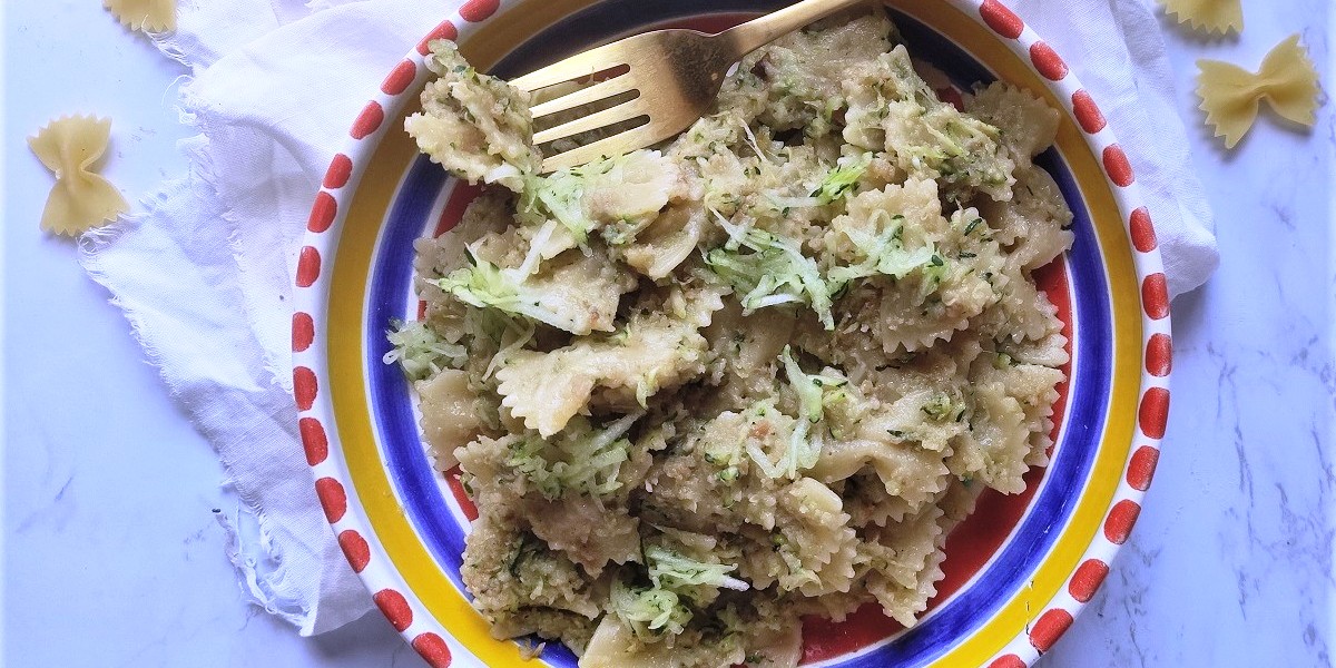 Farfalle con Zucchine e Acciughe al Pangrattato