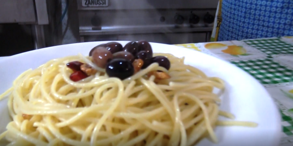 Spaghetti aglio olio olive alta Val Merula